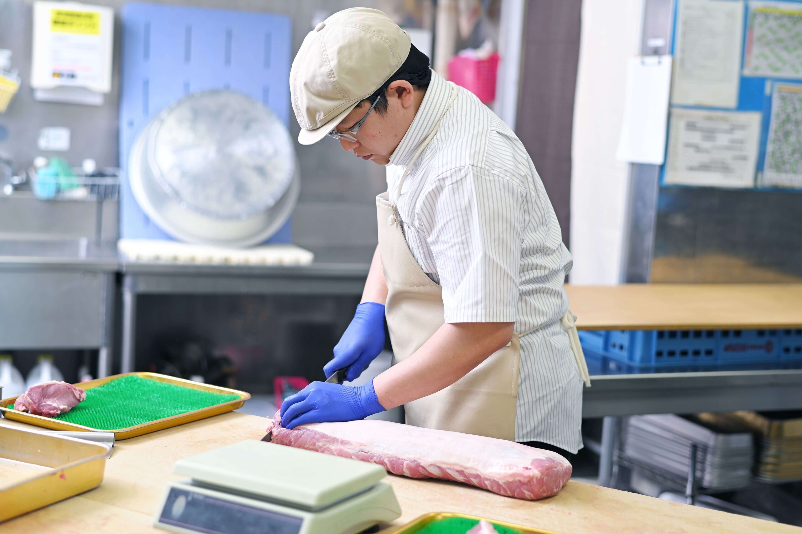 お肉を加工するH・Kさん