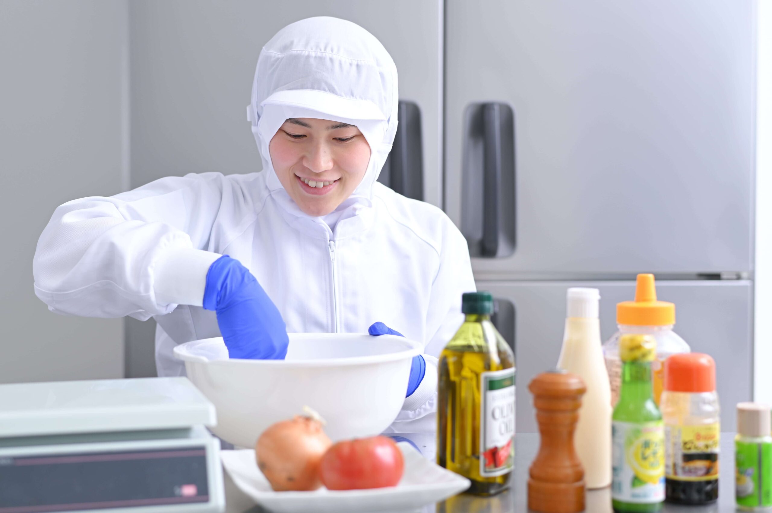 何種類もの調味料を使い、企画する H・Tさん