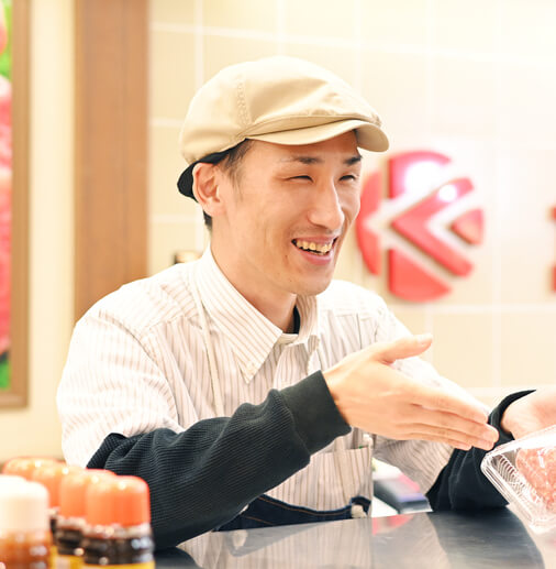 お肉をお客様に笑顔で勧める社員のＯ・Hさん