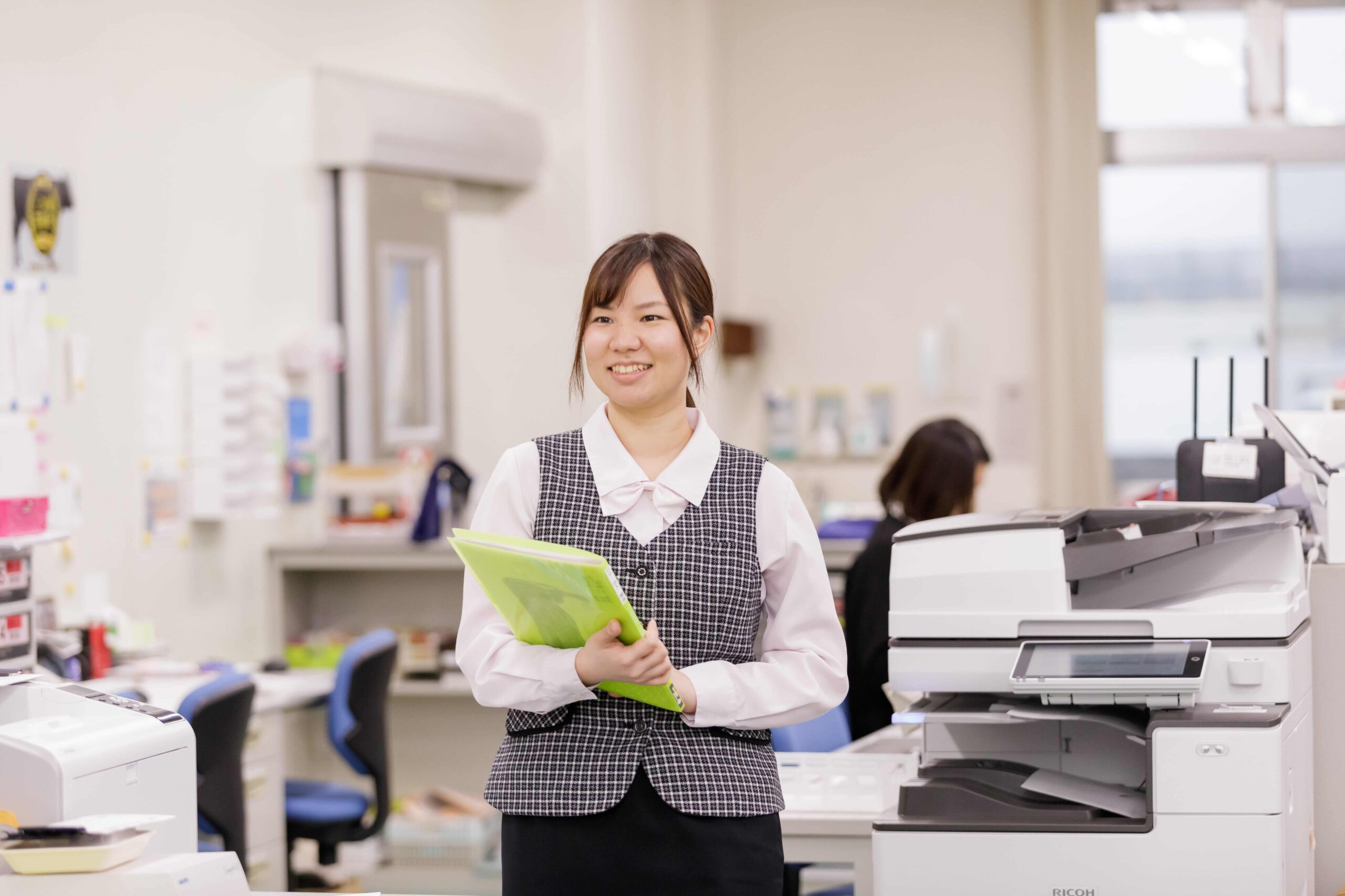 資料を運ぶT・Nさん