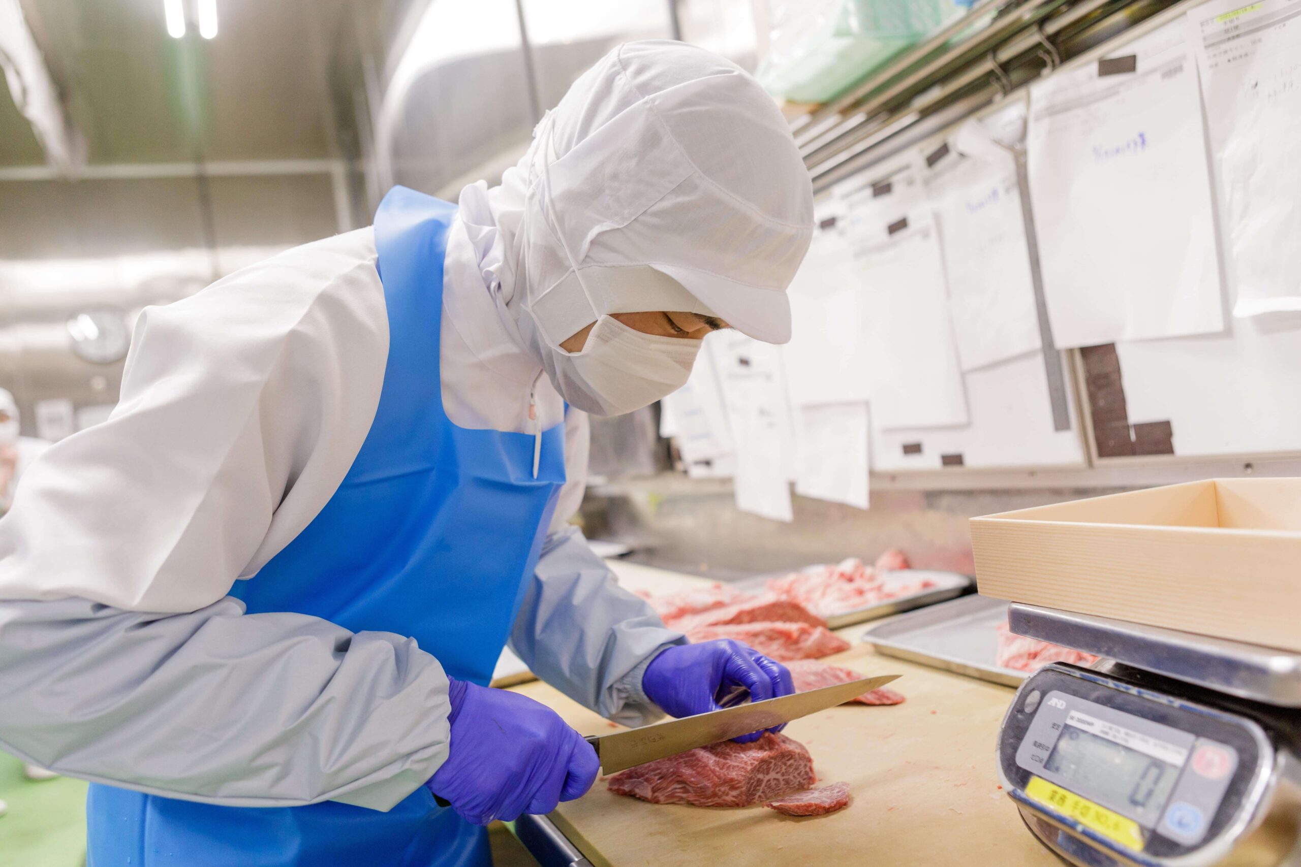 お肉を加工しているW・Nさん